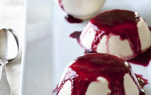DOMO Panna cotta with raspberry coulis