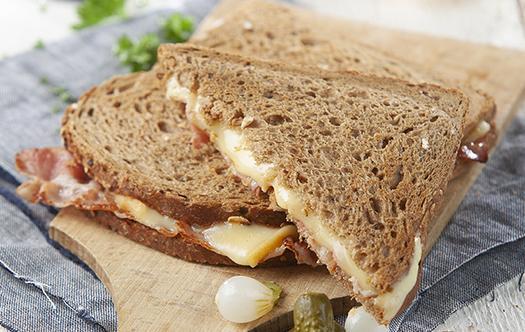 DOMO Sandwich mit Raclettekäse und Speck croque XL